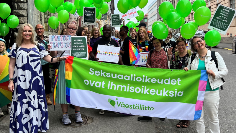 Kuvassa henkilöitä bannerin takana jossa lukee Seksuaalioikeudet ovat ihmisoikeuksia.