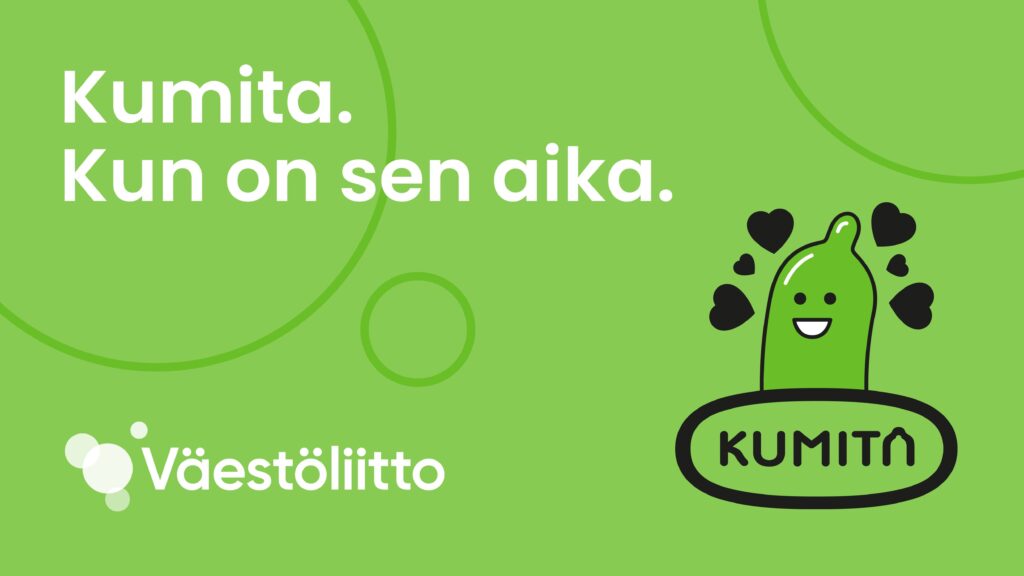 Kumita-kampanjan banneri. Vasemmassa yläkulmassa teksti: Kumita.Kun on sen aika. Vasemmassa alakulmassa Väestöliiton logo. Oikeassa alakulmassa on hymyilevä kondomihahmo Kumita-logolla ja sydämmilla ympäröitynä. Vihreä pohja ja renkaita. Tekstit valkoisella ja kondomihahmo logoineen mustalla.