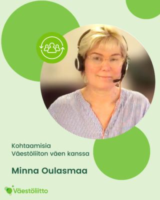 Minna Oulasmaan kuva. Korvilla kuulokkeet.