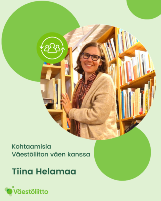 Tiina Helamaa on kirjastossa. Hän on kiivennyt muutaman askelman ylettyäkseen kirjoihin.