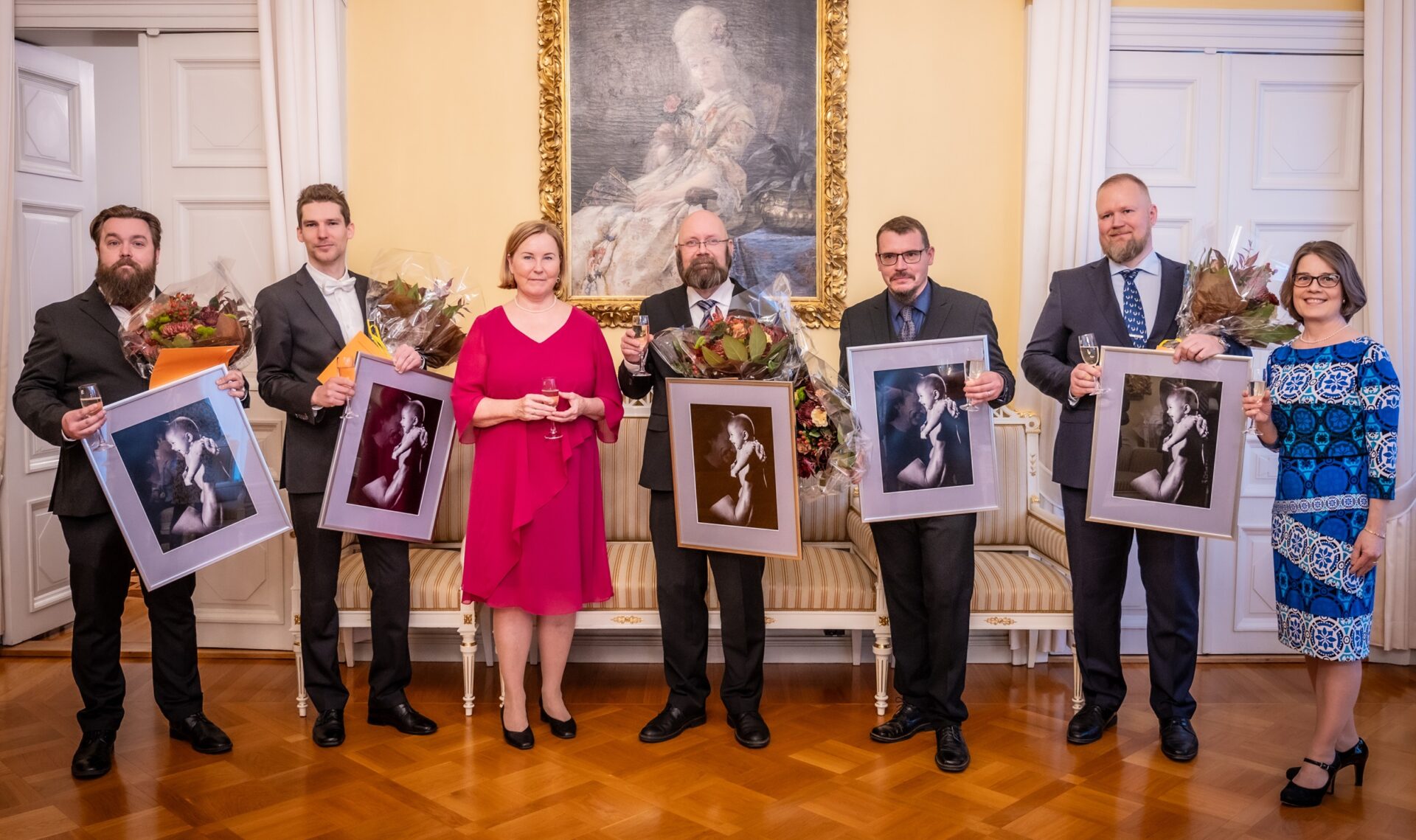 Kuvassa Christoffer Vidjeskog, Vili Sarento, sosiaali- ja terveysministeri Kaisa Juuso, Heikki Leivo, Jorma Martikainen, Eero Sarkalahti sekä Vuoden isä -työryhmän puheenjohtaja Anna Kokko Väestöliitosta.